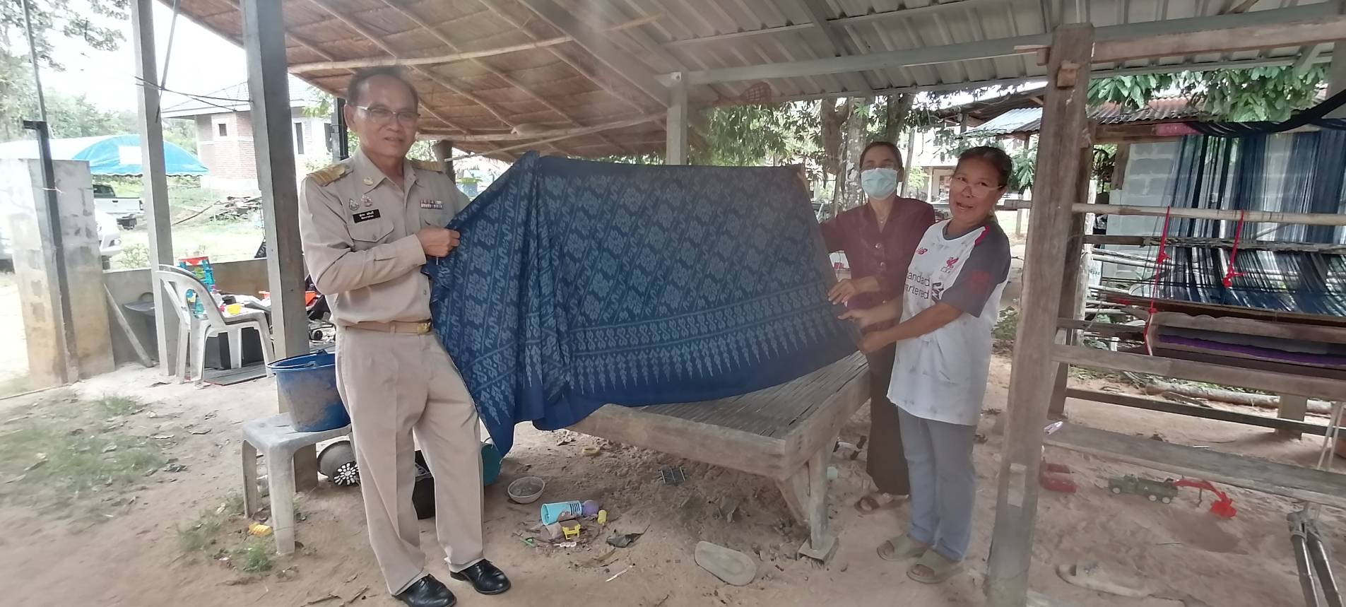 พช.คำเขื่อนเเก้ว ได้ติดตามการทอผ้าพระราชทาน “ผ้าลายสิริราชพัสตราภรณ์”